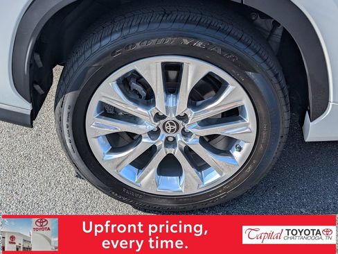 Used 2023 Toyota Highlander Limited FWD image 9