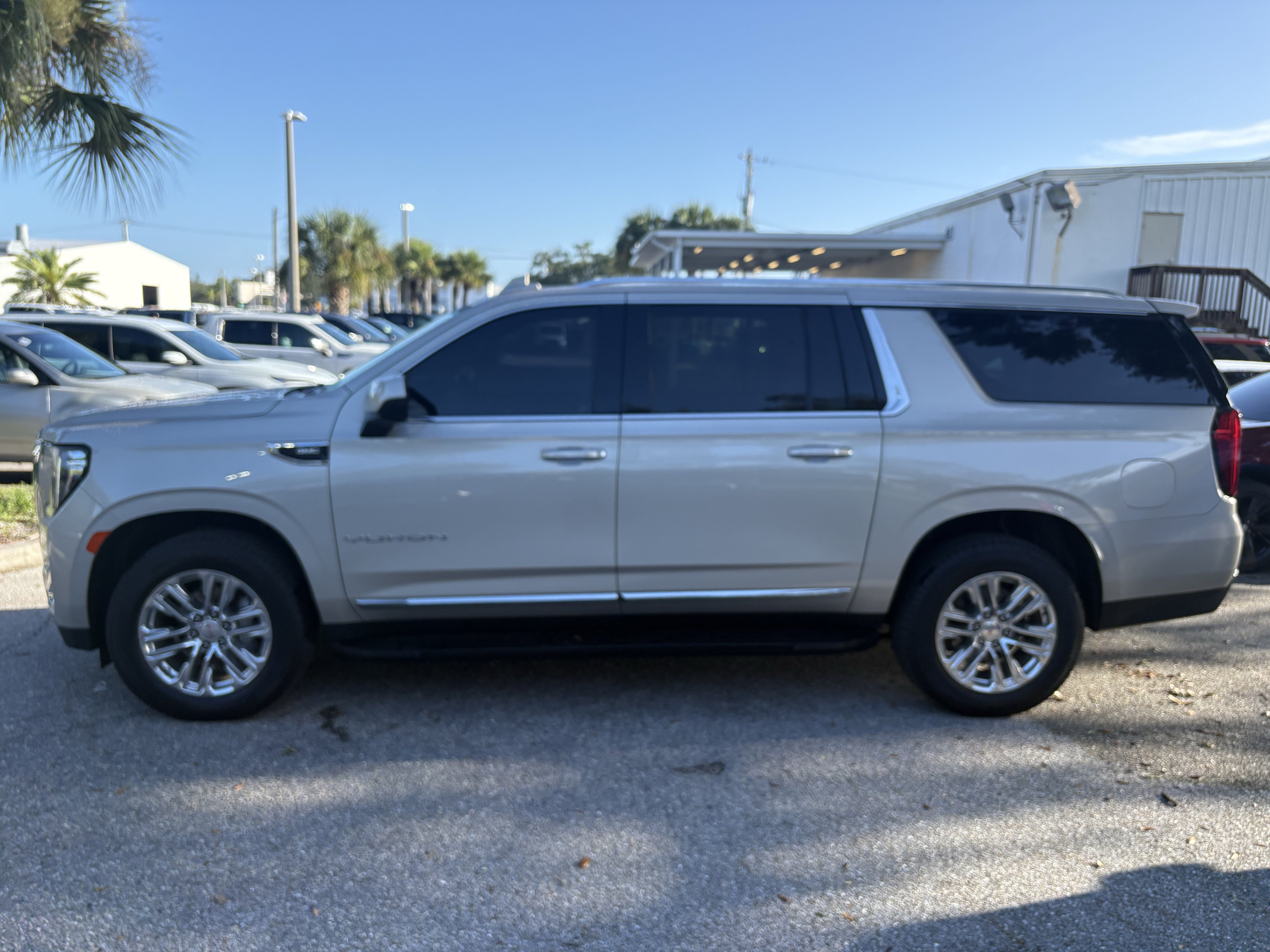 Used 2023 GMC Yukon XL SLT AWD/4WD image 4