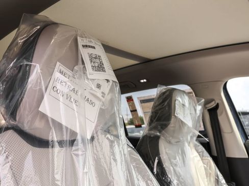 Used 2025 Volkswagen Tiguan SE image 35