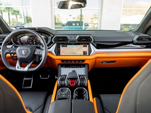 Used 2025 Lamborghini Urus SE AWD/4WD image 22