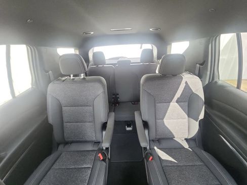 Used 2025 Chevrolet Traverse LT w/ Driver Confidence Package FWD image 12