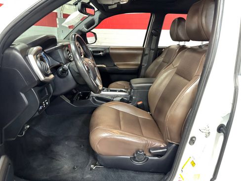 Used 2017 Toyota Tacoma Limited w/ Tow Package AWD/4WD image 14