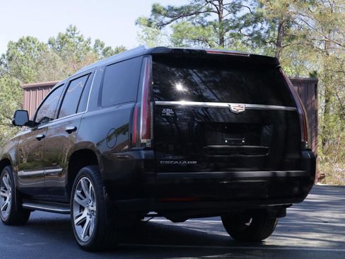 Used 2016 Cadillac Escalade Luxury image 3
