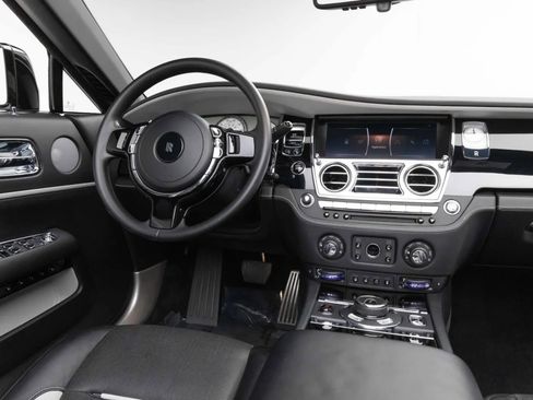 Used 2019 Rolls-Royce Dawn RWD image 12