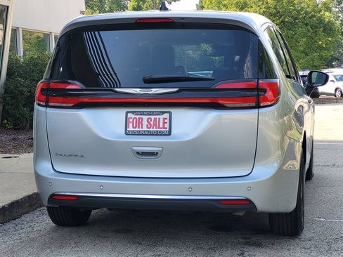 Used 2023 Chrysler Pacifica Touring-L FWD image 5