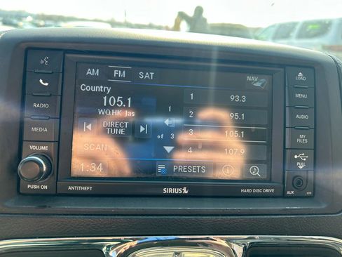 Used 2015 Chrysler Town & Country Touring image 22