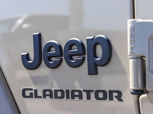 Used 2022 Jeep Gladiator Sport AWD/4WD image 15