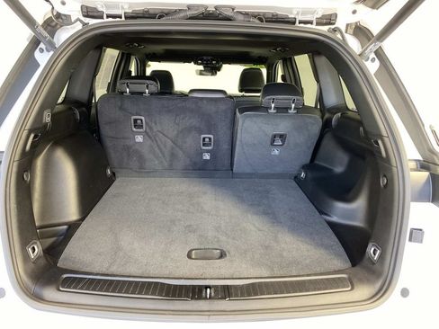 Used 2025 Jeep Grand Cherokee Altitude AWD/4WD image 8