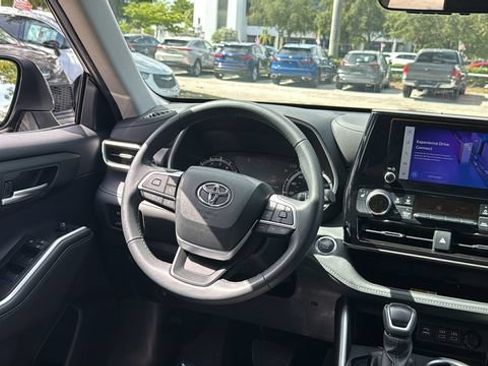 Used 2023 Toyota Highlander XLE FWD image 14