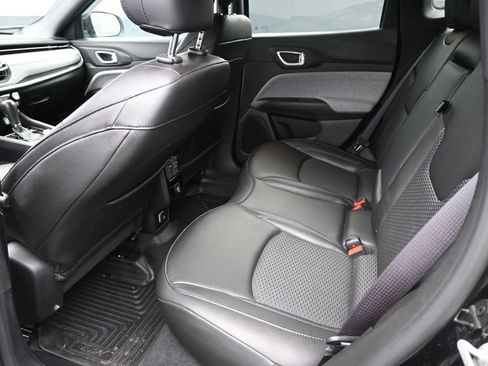 Used 2025 Jeep Compass Latitude AWD/4WD image 16
