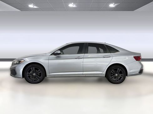Used 2024 Volkswagen Jetta SE w/ Panoramic Sunroof Package FWD image 2