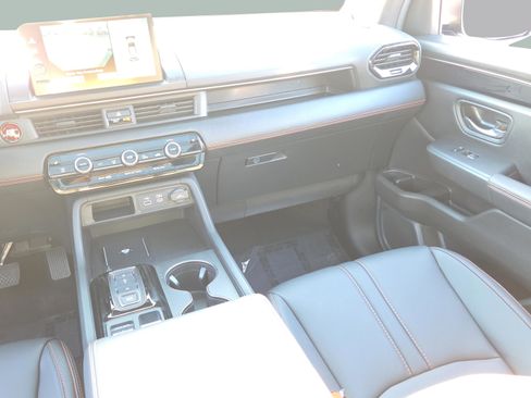 Used 2025 Honda Pilot TrailSport image 14