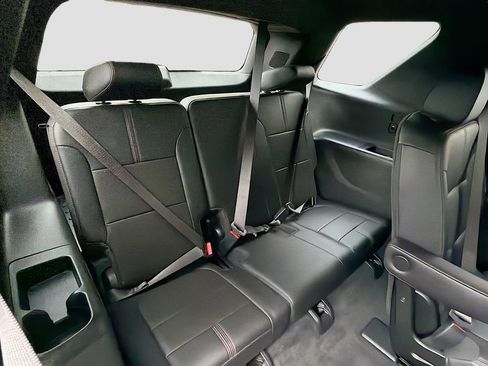 Used 2023 Chevrolet Traverse RS FWD image 28