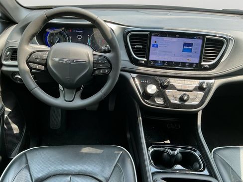 Used 2025 Chrysler Pacifica Limited FWD image 16