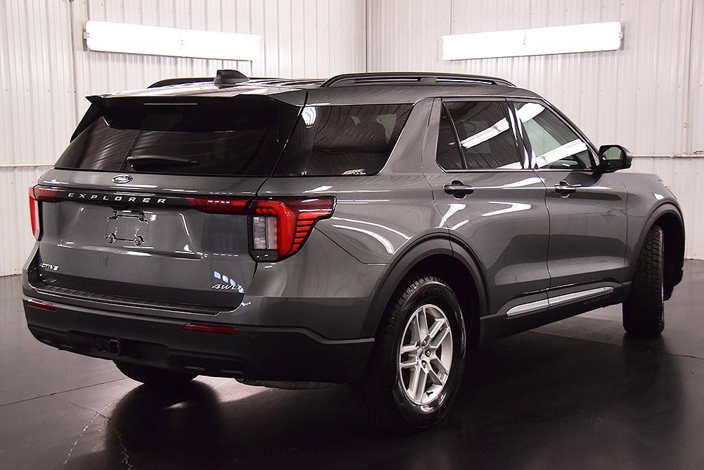 Used 2025 Ford Explorer Active AWD/4WD image 8