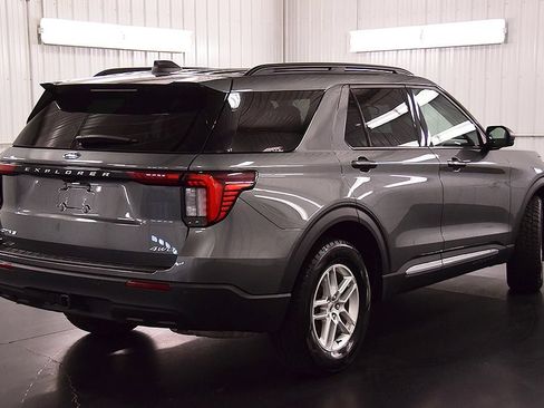 Used 2025 Ford Explorer Active AWD/4WD image 8