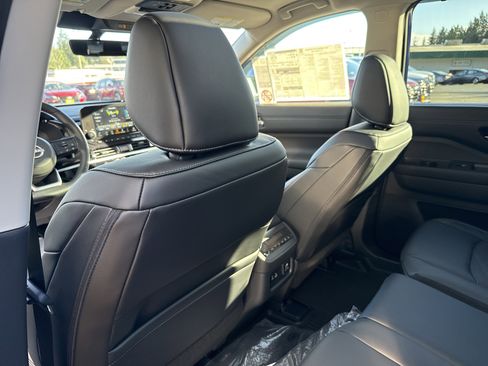 New 2025 Nissan Pathfinder Platinum w/ Black Appearance Package image 25