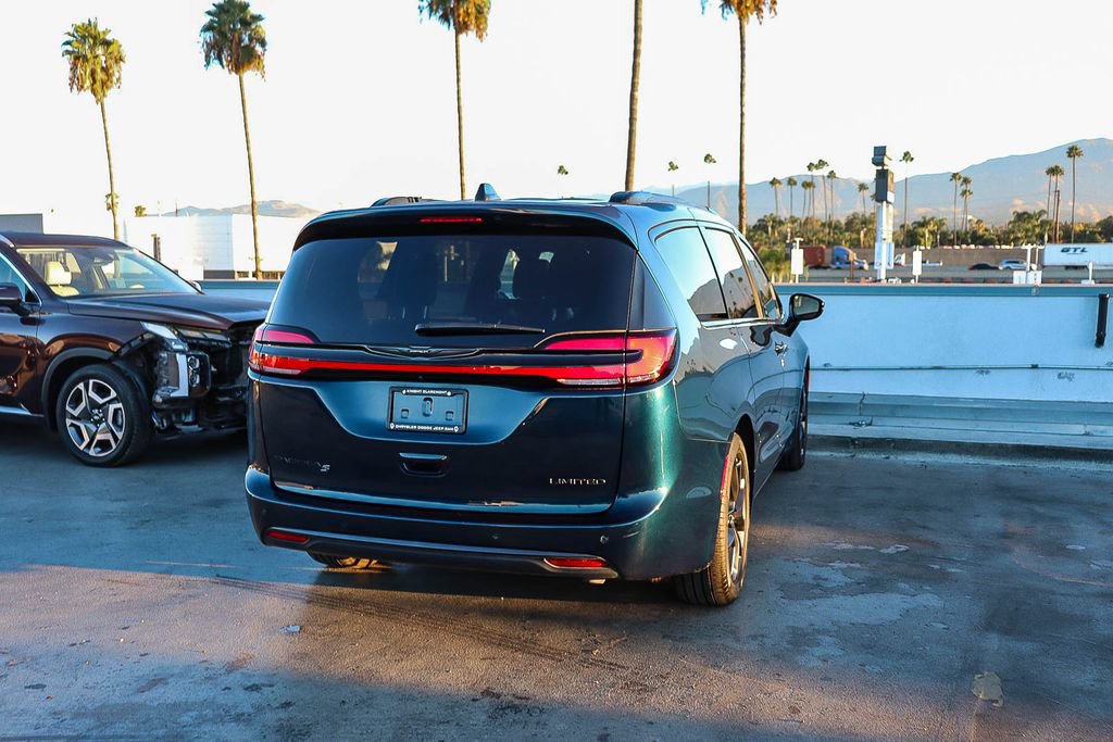 Used 2025 Chrysler Pacifica Limited FWD image 9