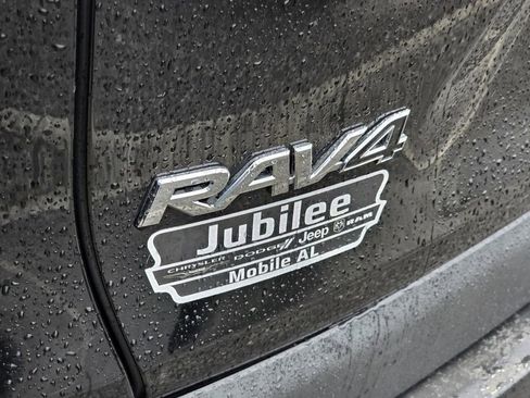 Used 2021 Toyota RAV4 XLE w/ Convenience Package FWD image 5