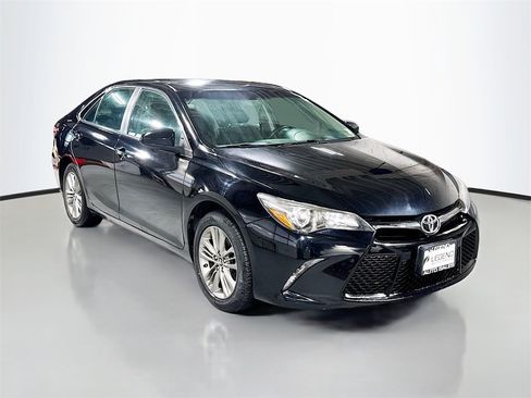Used 2017 Toyota Camry SE image 3