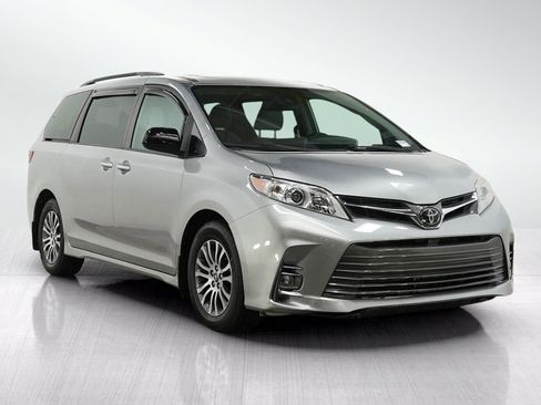 Used 2020 Toyota Sienna XLE w/ XLE Navigation Package FWD image 7