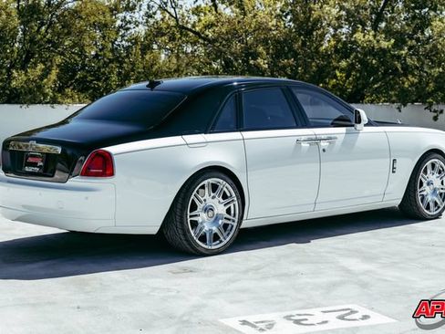 Used 2017 Rolls-Royce Ghost RWD image 18