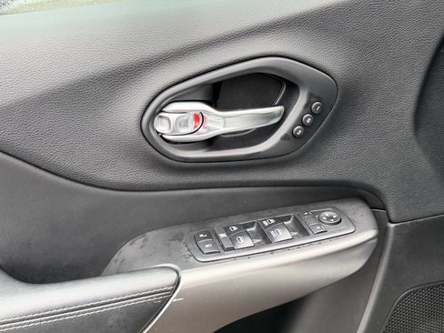 Used 2019 Jeep Cherokee Limited image 12