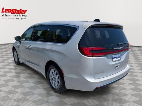 Used 2023 Chrysler Pacifica Touring-L FWD image 3