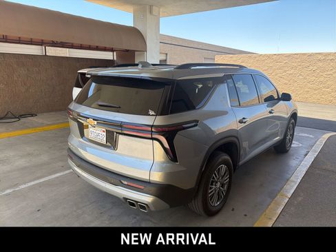 Certified 2025 Chevrolet Traverse LT w/ Driver Confidence Package FWD image 4
