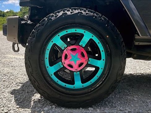 Used 2017 Jeep Wrangler Unlimited Sahara AWD/4WD image 8