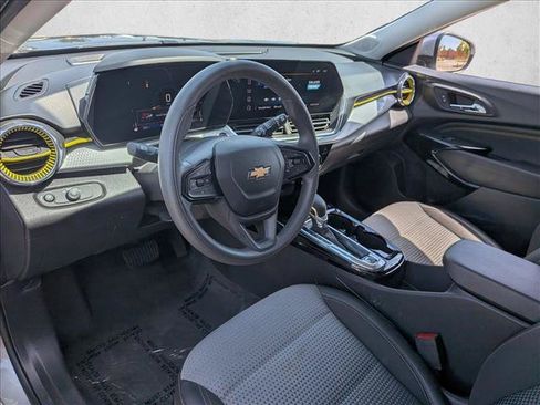 Used 2025 Chevrolet Trax LT FWD image 12