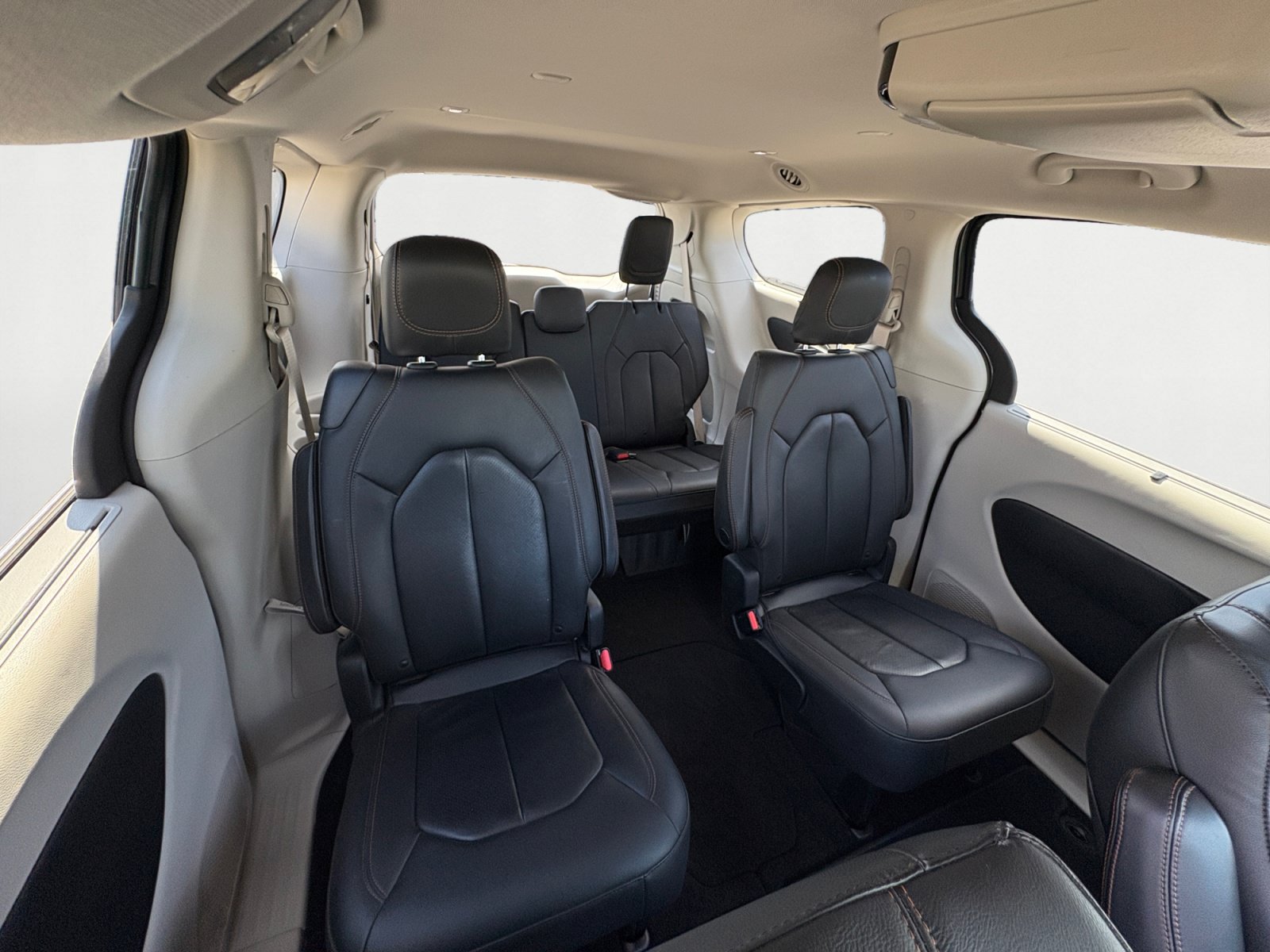 Used 2020 Chrysler Pacifica Touring-L w/ Advanced Safetytec Group FWD image 18