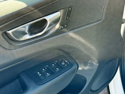 Used 2021 Volvo XC60 T5 Momentum image 19