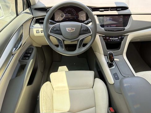 Used 2017 Cadillac XT5 Luxury w/ Driver Awareness Package FWD image 9