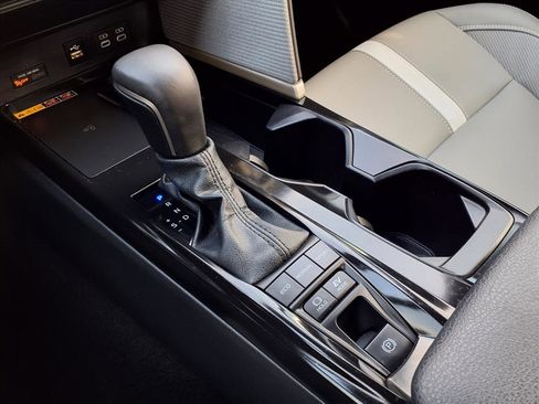 Used 2025 Toyota Camry SE image 12