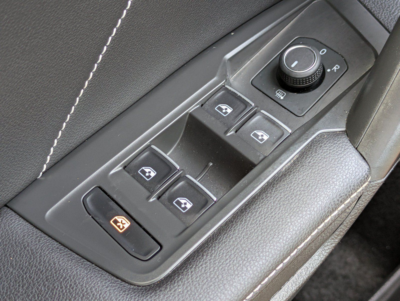 Used 2024 Volkswagen Tiguan SE R-Line FWD image 19