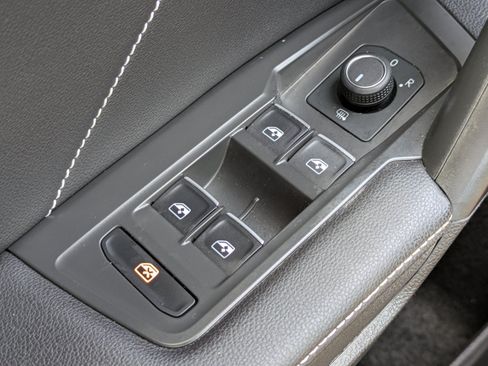 Used 2024 Volkswagen Tiguan SE R-Line FWD image 19