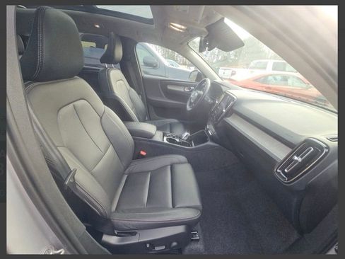 Used 2025 Volvo XC40 B5 Plus image 15