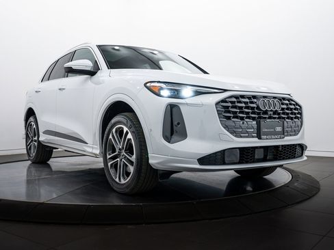 Certified 2025 Audi Q5 Premium Plus w/ Premium Plus image 1