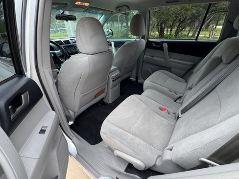 Used 2013 Toyota Highlander Plus FWD image 30