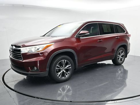 Used 2016 Toyota Highlander XLE AWD/4WD image 4