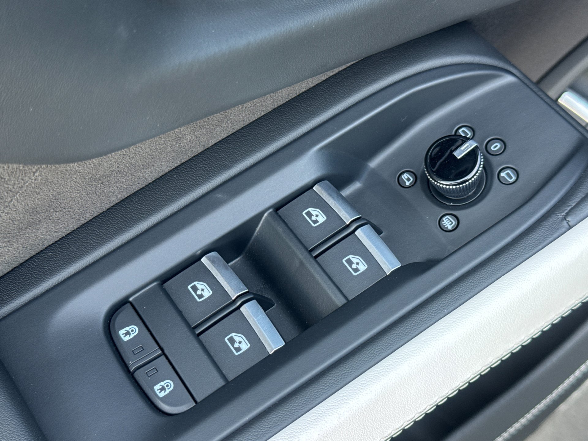 Used 2025 Lamborghini Urus SE AWD/4WD image 16