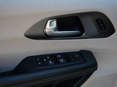 Used 2024 Chrysler Pacifica Touring-L FWD image 24