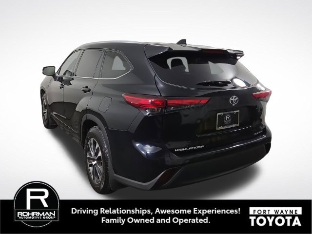 Used 2022 Toyota Highlander XLE AWD/4WD image 9