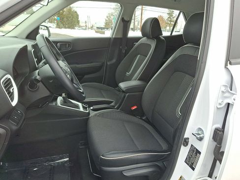 Used 2023 Hyundai Venue Limited image 11