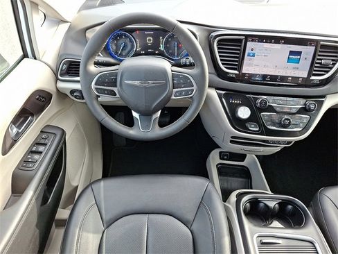 Used 2024 Chrysler Pacifica Touring-L image 11