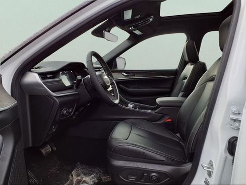 New 2025 Jeep Grand Cherokee Limited image 12