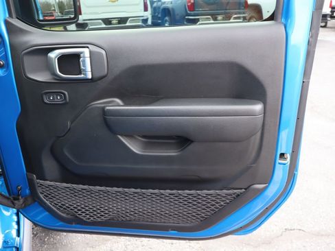 Used 2022 Jeep Wrangler Unlimited Rubicon w/ Cold Weather Group image 31