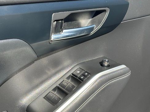 Used 2023 Toyota Highlander XLE image 30