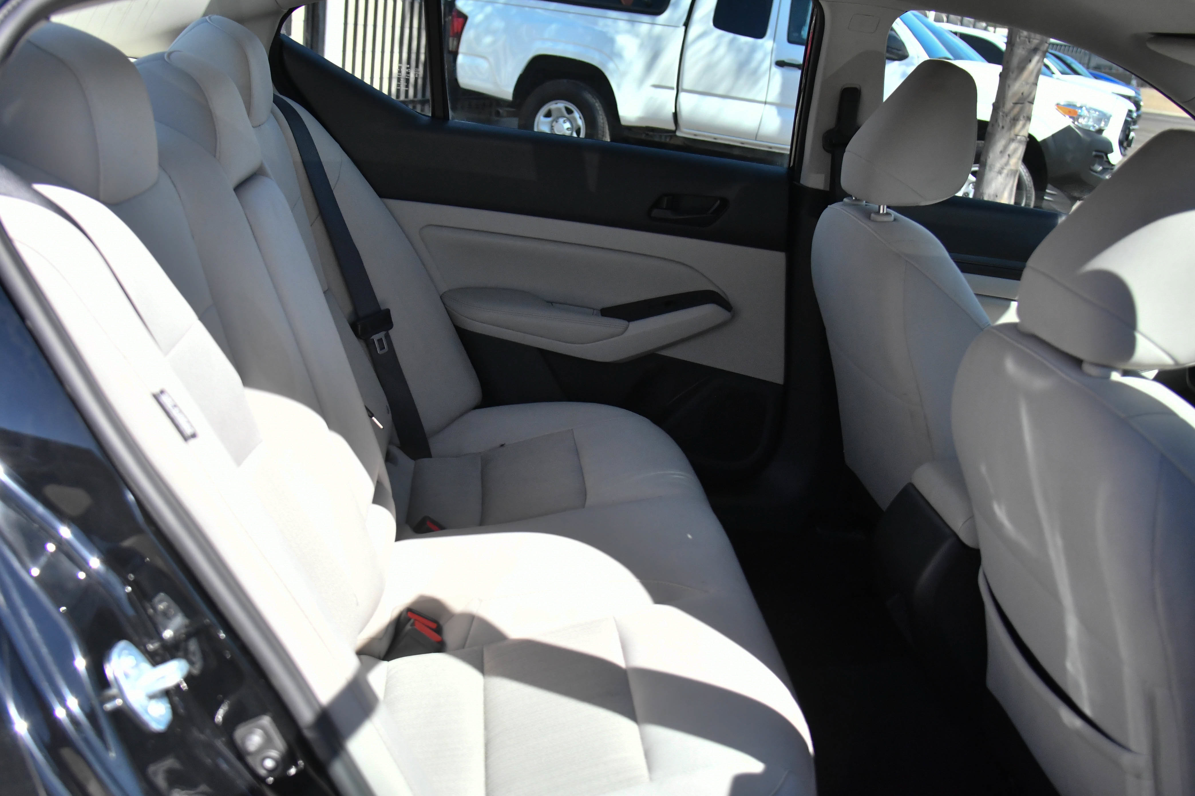 Used 2025 Nissan Altima 2.5 SV FWD image 38